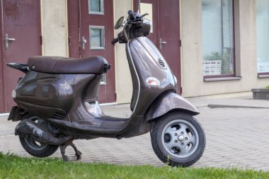 Scooter caddeye park edilmiş.