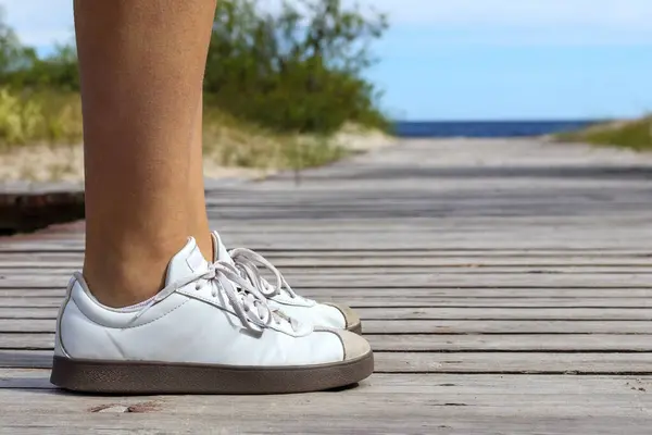 Sahilde tahta kaldırımda koşan biri var.