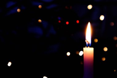 Noel mumlar karanlıkta