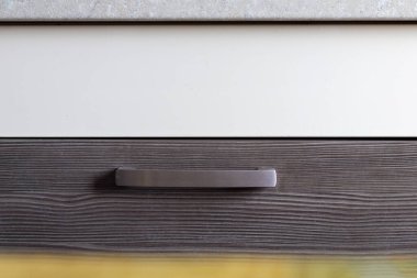  Taklit ahşap dekor ve metal saplı iç tasarım.