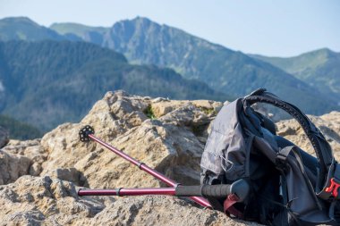 Yürüyüş ekipmanları dağlara yerleştirilir.