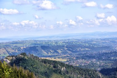 Tepenin tepesinden, dağ vadisindeki şehre kadar manzara.