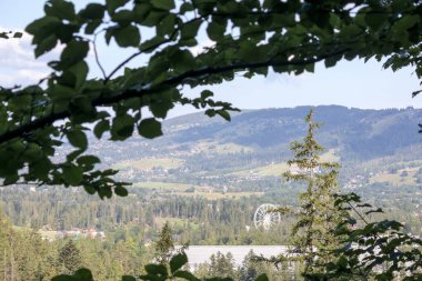 Polonya Tartros 'undaki dağlardan dağ vadisindeki şehre doğa manzarası