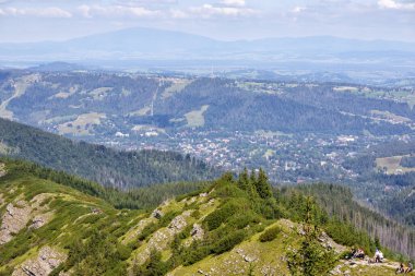  Dağın tepesinden vadideki şehre kadar doğal manzara.