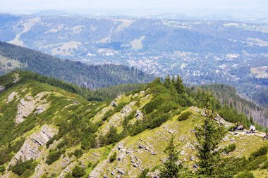 Tepenin tepesinden vadideki şelaleye kadar manzara