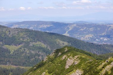 Dağın tepesinden vadideki şehre kadar doğal manzara.