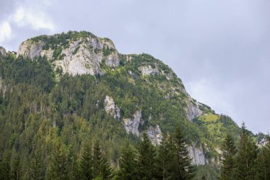 Bulutlu bir günde dağın tepesinden manzara