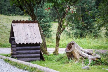 Dağlarda küçük bir ev.