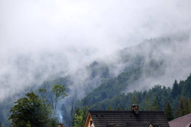 Yağmurdan önce dağda sis var.