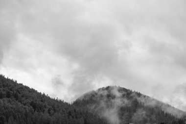 Yağmurdan önce dağda sis var.