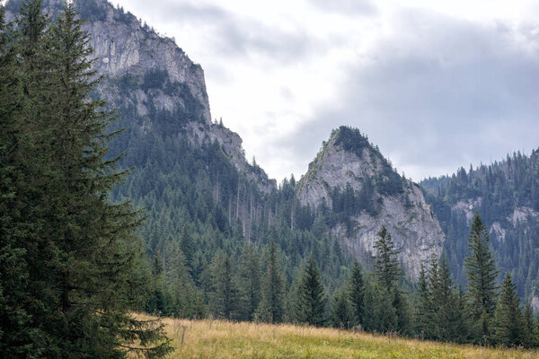 Вид с вершины горы в облачный день