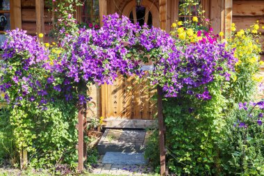 Ön kapıdaki çiçekler bir kemer oluşturuyor.