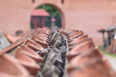 Kırmızı kiremit çatı eklemine yakın çekim