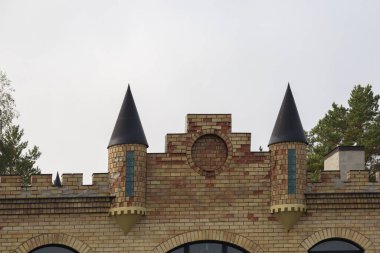 Sivri uçlu sarı tuğlalı bir bina.