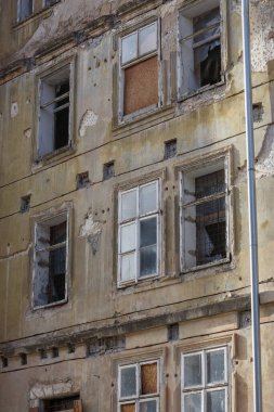 Penceresi yenilenecek çok katlı eski bir bina