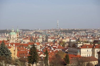 Güneşli bir günde mavi gökyüzü ile şehir manzarası