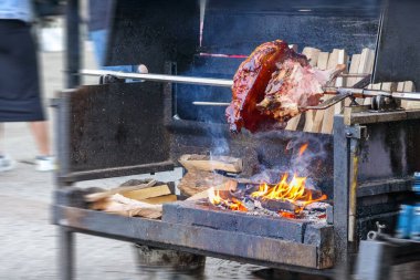 Şiş kebap, ateşte barbekü.