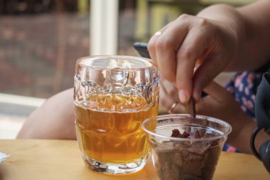 Masada bir bardak bira ve sarımsaklı tost.