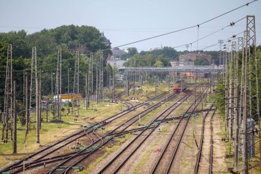 Şehirdeki demiryolu Industia treni demiryolu kavşağında.