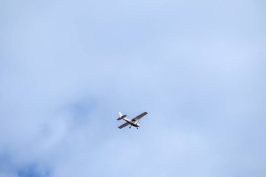 Gökyüzünde mavi arka planda küçük bir uçak