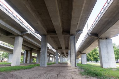 Şehirdeki çok kanallı beton köprünün tamiri