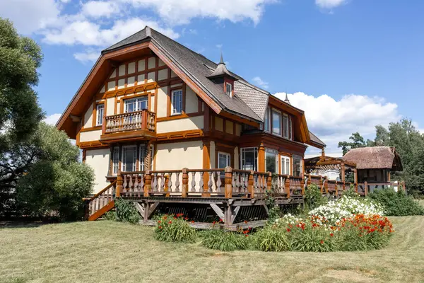 Bahçesinde dekoratif bahçesi olan köyde eski bir ahşap ev.