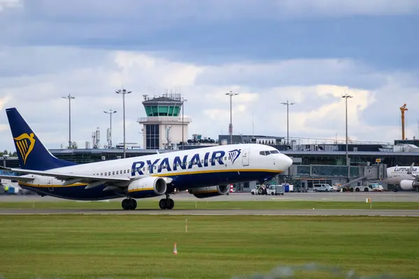 Kalkış sırasında havaalanından geçen bir uçak..