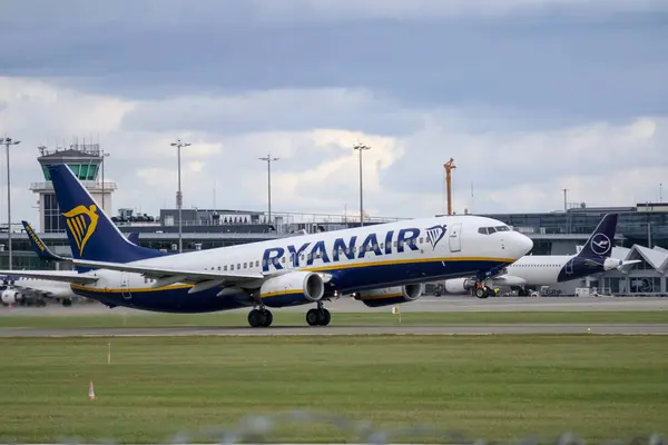 Kalkış sırasında havaalanından geçen bir uçak..