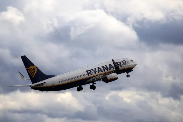 Görüntü, kalkış sırasında bulutların içinden geçen üzerinde 