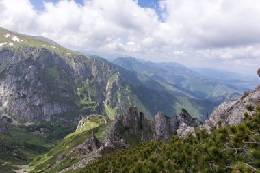 Sivri tepeleri, dik yamaçları ve seyrek ağaçlar ve çalılarla kaplı derin vadileri olan, daha alçak dağ sıraları olan bir dağ sırası..