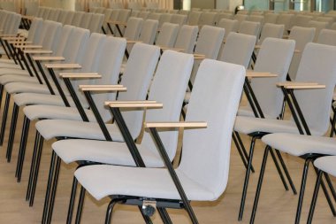 .Konferans salonunun ya da oditoryumun satırları boş bir parçası 