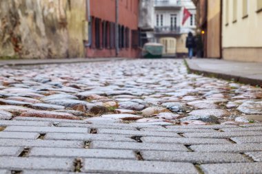 Eski kasabanın sokaklarında kaldırım taşlarıyla dolu dar bir cadde boyunca her iki tarafında antik binalar var..