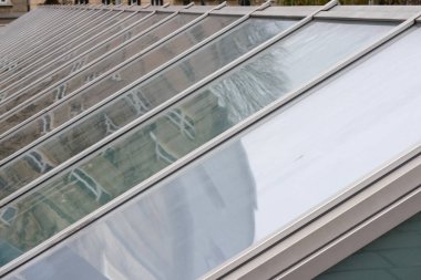 Metal çerçeveli cam çatı. Çatı, metal bir çerçeveye bağlı birkaç cam panelden yapılmıştır..