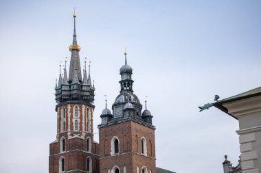 İki heybetli kilise kulesi mavi gökyüzüne karşı yükseliyor..