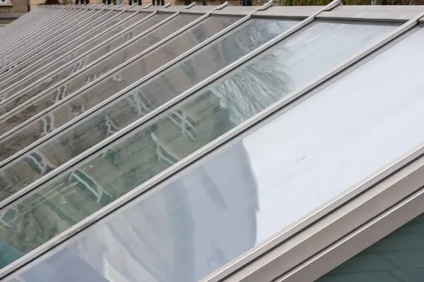 Metal çerçeveli cam çatı. Çatı, metal bir çerçeveye bağlı birkaç cam panelden yapılmıştır..