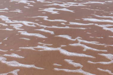 Suyun yüzeyinde görünür bir köpük oluşuyor..