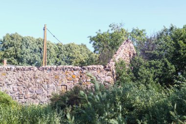 Ormanlık alanda bulunan eski bir taş binanın kalıntıları..