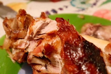 Çıtır çıtır derili fırında domuz budu..