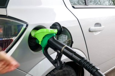 Benzin istasyonunda yakıt ikmali yapılan bir araba..