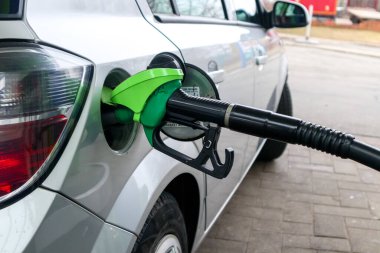 Benzin istasyonunda yakıt ikmali yapılan bir araba..