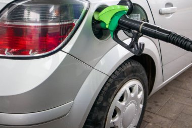 Benzin istasyonunda yakıt ikmali yapılan bir araba..