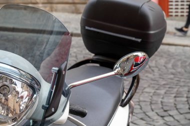 Arka koltuğu ve bagaj bölmesi olan scooter koltuğu..