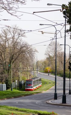 Şehirdeki tramvay raylarda çalışıyor..