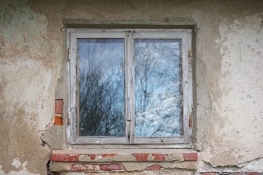 Eski ahşap bir pencere, eski bir duvarda iki pencere var..