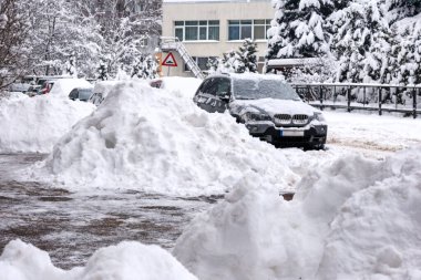 Karda araba ve büyük kar yığınları..