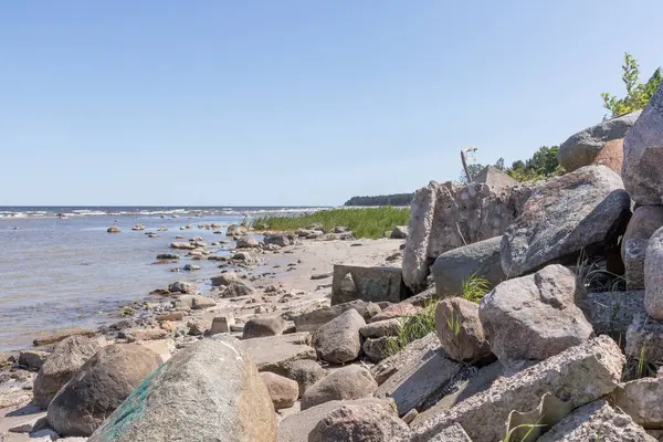 Arkasında deniz olan kayalık bir sahil..
