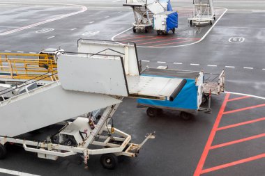Havalimanı önlüğü ve çeşitli uçak bakım ekipmanları..