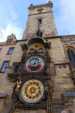 Prag 'ın astronomik saati, Eski Belediye Binası' nın kulesinde..