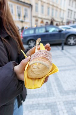 .Trdelnk olarak bilinen geleneksel tatlı bir pasta. Bir şişin etrafına hamur sarıp açık ateşte pişirerek yapılır..