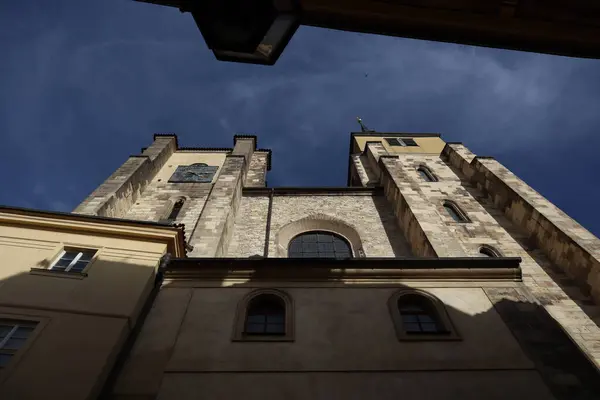 Gotik tarzı iki kuleye bak